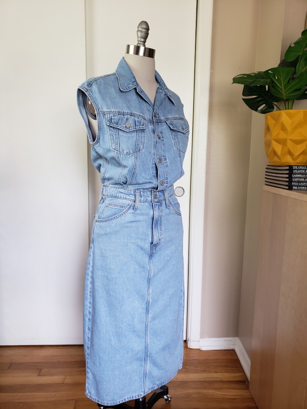 The Perfect Levi's Denim Dress Size Small NEW! - Picture 3 of 11